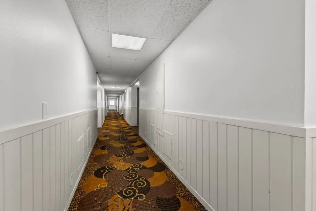 Clean hotel hallway at Nisswa Hotel & Suites in Nisswa MN leading to guest rooms
