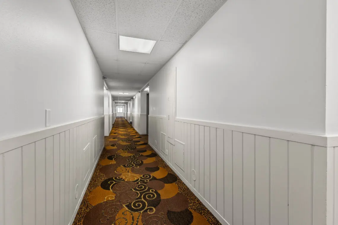 Clean hotel hallway at Nisswa Hotel & Suites in Nisswa MN leading to guest rooms