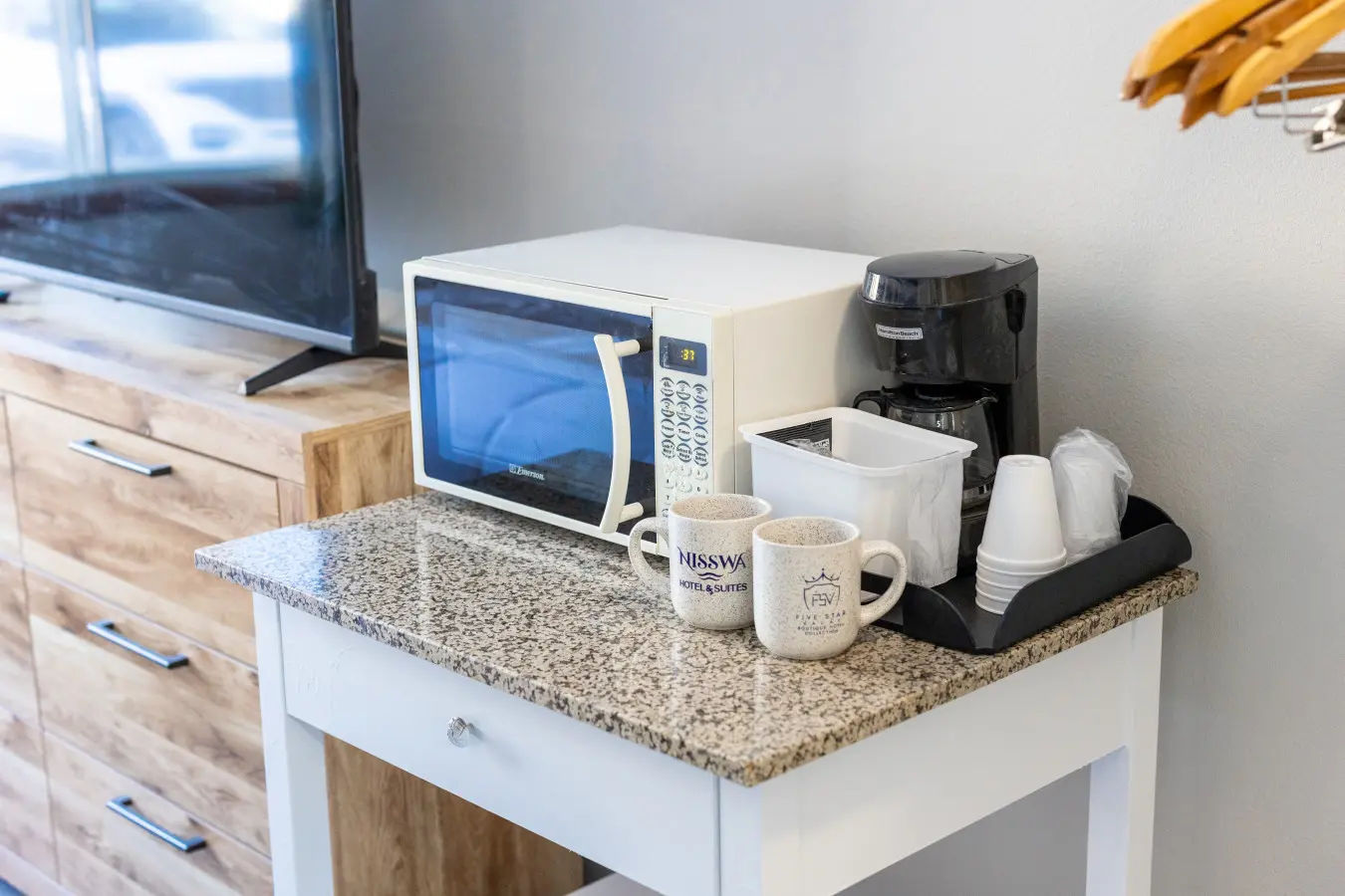Queen hotel room at Nisswa Hotel & Suites in Nisswa MN with TV and in-room amenities