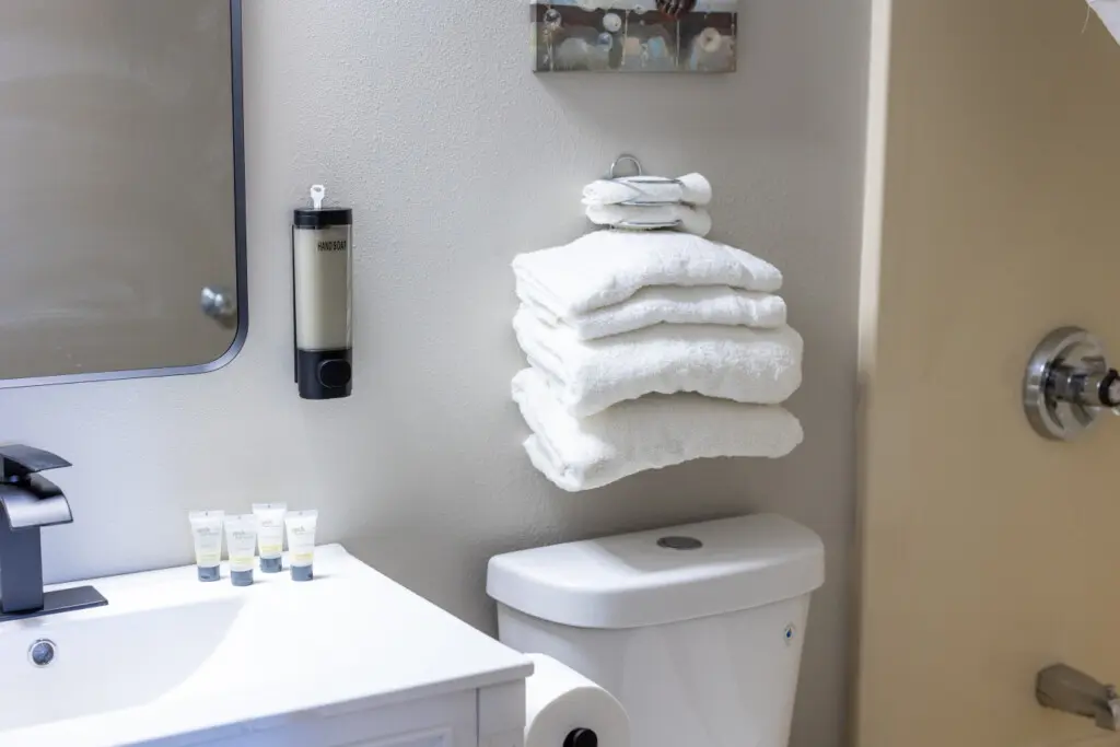 Clean hotel bathroom with fresh towels and toiletries at Nisswa Hotel & Suites in Nisswa MN