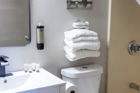 Clean hotel bathroom with fresh towels and toiletries at Nisswa Hotel & Suites in Nisswa MN