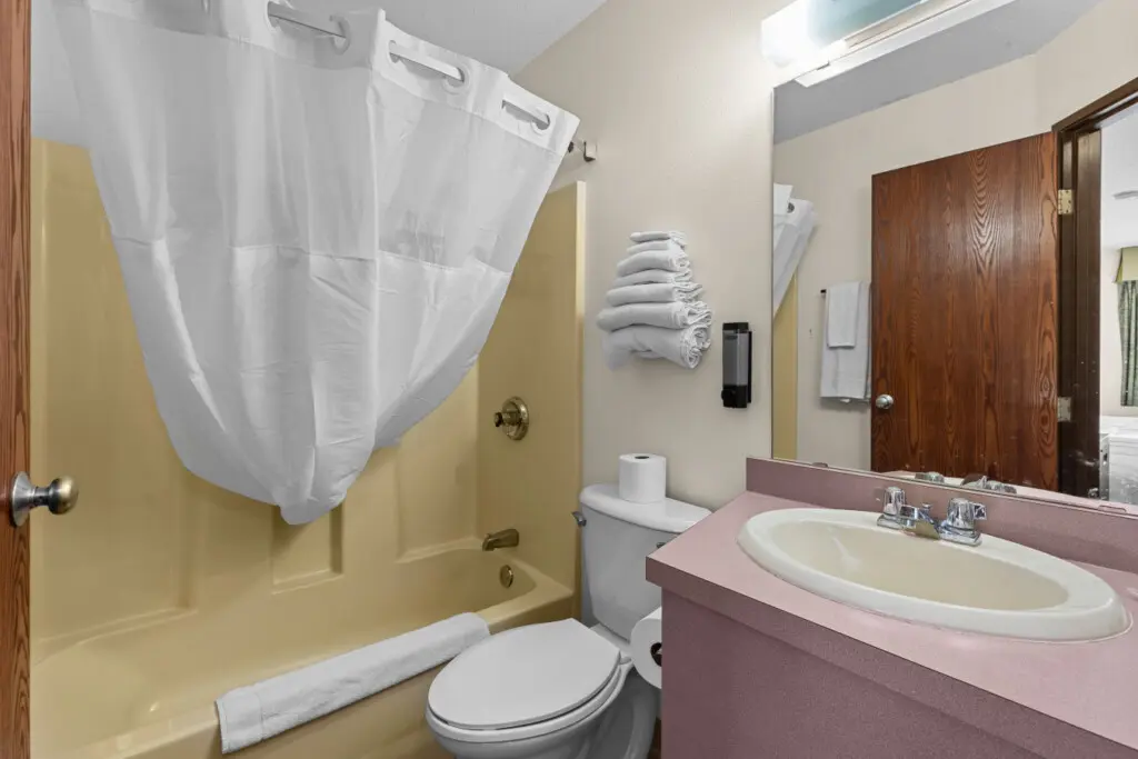 Clean hotel bathroom with fresh towels and toiletries at Nisswa Hotel & Suites in Nisswa MN