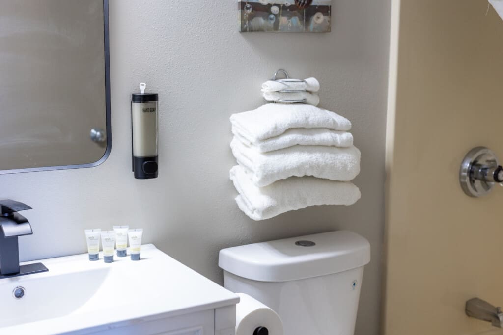 Clean hotel bathroom with fresh towels and toiletries at Nisswa Hotel & Suites in Nisswa MN
